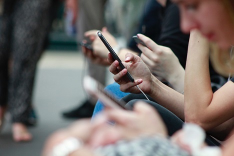 Markenkommunikation: Instagram ist der Duz-Kanal schlechthin - Auf Instagram und Twitter bevorzugen Nutzer das DU. (Foto: Robin Worrall/Unsplash.com)