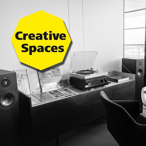 Creative Spaces: Duschen und Schallplatten bei S&F - Niels Alzen, CCO bei S&F, legt Schallplatten für das Raumklima auf (Foto: S&F)