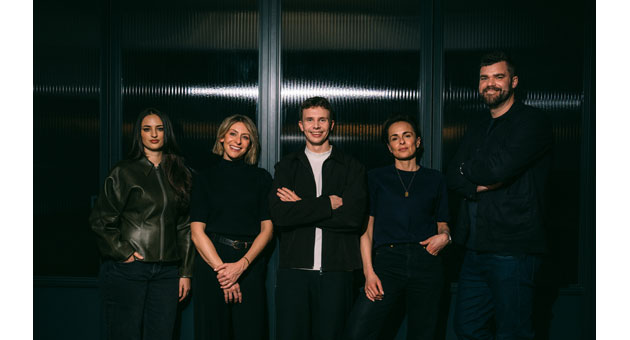 Podimo stärkt Deutschland-Business durch Zukauf - Freuen sich auf die künftige Zusammenarbeit (v.l.): Lara Johnen (arc.studio), Georgia Brown(Podimo), Hendrik Nagel (arc.studio), Eva Lægdsgaard (Podimo) und Morten Strunge (Podimo). - Foto: Podimo