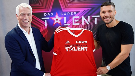 RTL: Lukas Podolski wird Juror beim 'Supertalent' - RTL-Geschäftsführer Henning Tewes plant eine mehrjährige Zusammenarbeit mit Fußballer Lukas Podolski - Foto: TV Now, Stefan Gregorowius