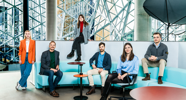 Berlin Playbook startet am 19. Februar 2024 - Das POLITICO Deutschland Redaktionsteam (v.l.n.r.): Pauline von Pezold, Gordon Repinski, Laura Hülsemann, Hans von der Burchard, Julia Wacket und Peter Wilke - Foto: Markus Tedeskino