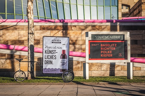 Preuss und Preuss erfrischt sich mit Stuggi Schorle - Mit humorvollen Sprüchen wirbt Preuss und Preuss für die Stuggi Schorle (Foto: Stuggi Schorle)