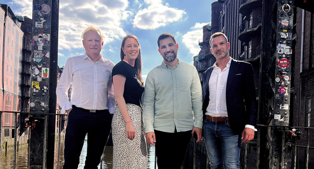 Punica kehrt mit Havas auf den deutschen Markt zurück - Managing Partner Columbus Drinks Jörg Harders, Brandmanagerin Columbus Drinks Marieke Lehmann, Business Unit Lead Growth Tropicana Brands Group Anthony Assaker sowie Managing Director Havas Social Stephan Lachmann – Foto: Punica