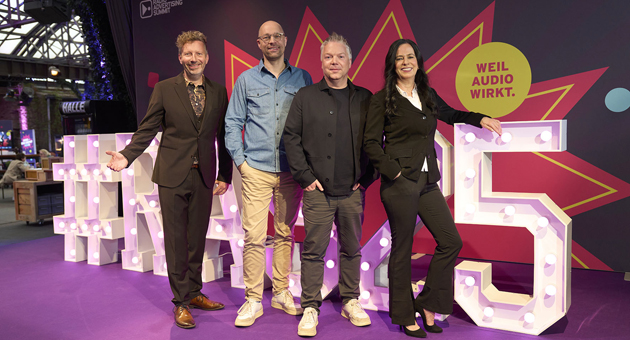 RAS: Forderung nach mehr Haltung in der Werbung - Führten durch den Radio Advertising Summit 2025: v.l. Moderator Thorsten Schorn, RMS-Chef Stefan Mölling, ARD-Media-CEO Ralf Hape und Radiozentrale-Chefin Grit Leithäuser - Foto: Radiozentrale