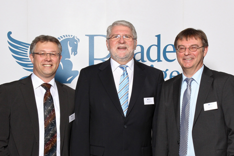 Dr. Werner Neunzig (Mitte) bergibt seine GF-Aufgaben bei Reader's Digest nach fast zwanzigjhriger Ttigkeit an Karsten Seidel (links) und Lutz Bode (rechts)