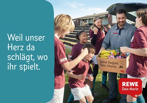 REWE zeigt Fußball-Engagement mit neuer Kampagne - Die neue Kampagne von REWE: "Wir sind für den Fußball da" - Foto: REWE