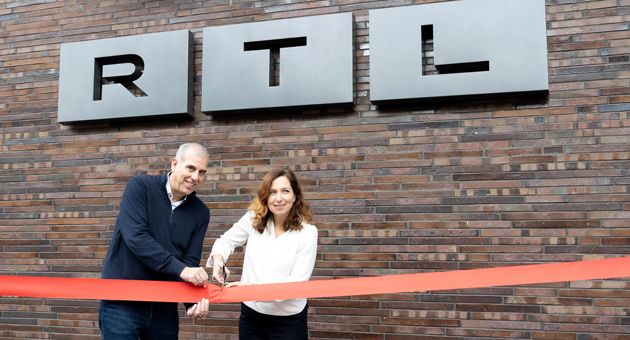 RTL zieht endgültig aus Gruner+Jahr-Gebäude aus - RTL-Deutschland-CEO Stephan Schmitter und Chief Financial & Chief Human Resources Officer Ingrid Heisserer eröffnen den neuen RTL-Standort in der Koreastraße in Hamburg – Foto: RTL Deutschland