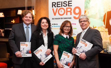 Rolf Coppenrath, Britta Linke, Anne Coppenrath und Thomas Hartung prsentieren das 'Reise vor9'-Fachmagazin (von links)