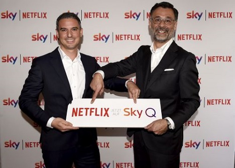 Sky und Netflix geben Details zum gemeinsamen TV-Angebot bekannt - René Rummel-Mergeryan, Director Business Development von Netflix, und Marcello Maggioni, Chief Commercial Officer von Sky Deutschland, präsentierten gestern (13.11.2018) in München das gemeinsame TV-Angebot ihrer beiden Unternehmen (v. l.). (Foto: obs/Sky Deutschland/API/Michael Tinnefeld)