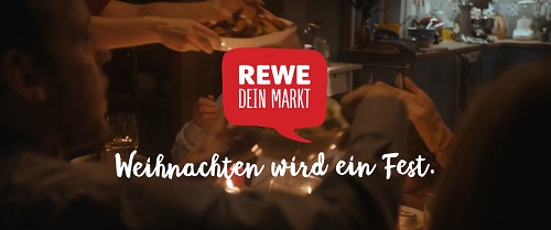 Rewe und thjnk lassen Schwiegertochter ums Überleben kochen - Mit Rewe-Produkten überzeugt eine Schwiegertochter ihre kritische Schwiegermutter zu Weihnachten (Foto: Screenshot YouTube/Rewe)