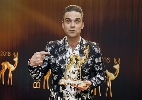 Viele Stars und großer Glanz bei der 68. Bambi-Verleihung in Berlin - Der britische Popmusiker Robbie Williams wurde mit dem Bambi 2016 in der Kategorie Musik International ausgezeichnet (Foto: Thorsten Zimmermann for Hubert Burda Media)