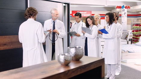 Roller startet Herbstkampagne mit Schipper Company - Neuer TV-Spot: Chefarzt mit seiner Belegschaft bei Roller (Foto: Schipper Company)