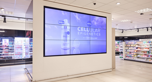Rossmann setzt bei Retail-Media auf die One Tech Group - Rossmann macht sein In-Store-Screen-Netzwerk über die Retail- Media-Plattform der One Tech Group verfügbar – Foto: Rossmann/One Tech Group