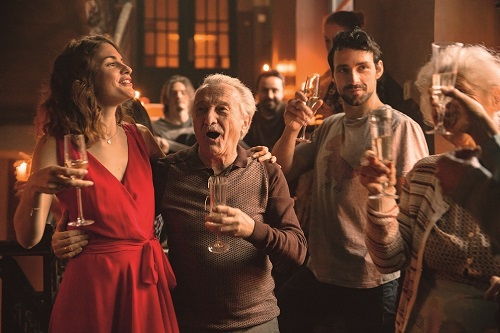 Rotkäppchen gibt sich mit neuer Dachmarkenkampagne einen neuen Anstrich - Rotes Kleid neu gedacht: Rotkäppchen startet nach 17 Jahren einen neuen TV-Spot (Foto: Rotkäppchen-Mumm)