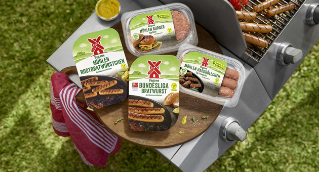 Rügenwalder startet Grillsaison mit neuer Kampagne und optimierten Produkten - Um die Partnerschaft mit der Deutschen Fußballiga zu unterstreichen, wurde die Bratwurst in "Vegane Bundesliga Bratwurst" umbenannt - Foto: Rügenwalder Mühle