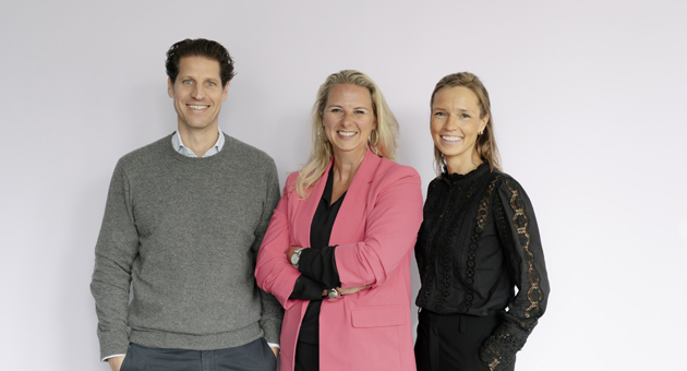 All in Group: Kartenliebe mit neuer Geschäftsführerin - Die neue Kartenliebe-Geschäftsführerin Kathleen Schied (mitte) mit den All in Group-Gründer:innen René und Anna Ruhland – Foto: Kartenliebe