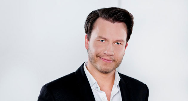 Stefan Rybkowski grüßt als Director of Communications & PR bei der HR Group - Stefan Rybkowski ist neuer Director of Communications & PR bei der HR Group – Foto: HR Group