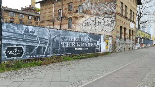 The Kraken Black Spiced Rum erobert mit Kampagne Berlin - In der Berliner Straße hingen großflächige OOH-Plakate von The Kraken Black Spiced Rum (Foto: Hopf Strategie)