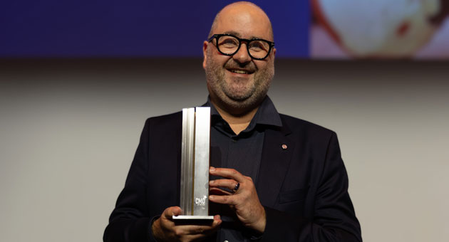 MediaMarktSaturn-Manager ist "CMO of the Year" 2026 - Michael Schuld ist Chief Commercial & Marketing Officer von MediaMarktSaturn und Träger des "CMO of the Year"-Awards 2026 – Quelle: Serviceplan Group