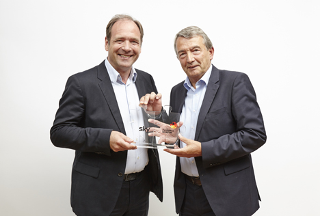 Deutsches Fußballmuseum begrüßt Sky als Partner - Sky-Vorstandsmitglied Carsten Schmidt (l.) und DFB-Präsident Wolfgang Niersbach (Foto: Sky/Schaetz)