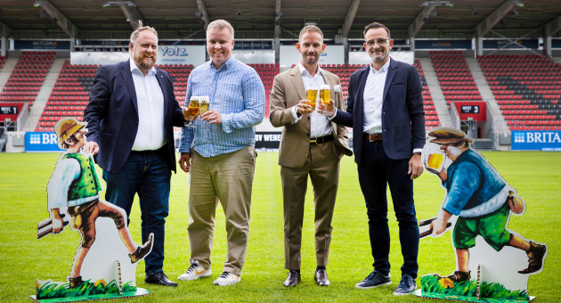 SV Wehen Wiesbaden startet langfristige Bierpartnerschaft mit Veltins - vlnr.: Thorsten Hoppe (Gebietsverkaufsleiter Süd Brauerei C. & A. Veltins), Paul Specht (Geschäftsführer SVWW), Tobias Keller (Sprecher der Geschäftsführung SVWW) und Michael Mailänder (Leiter Sponsoring Brauerei C. & A. Veltins) – Foto: Veltins