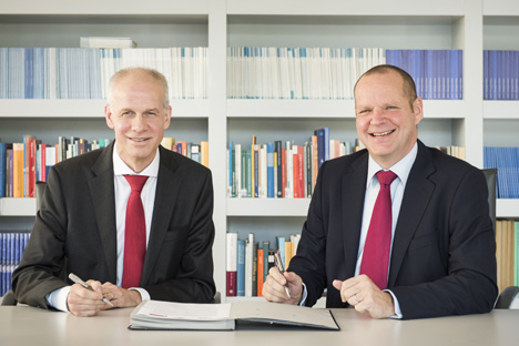 v.l. Ulrich Leuschner, Vorstandschef der Santander Consumer Bank, und Prof. Dr. Bernhard Kempen, Prsident des DHV (Foto: Santander Bank)