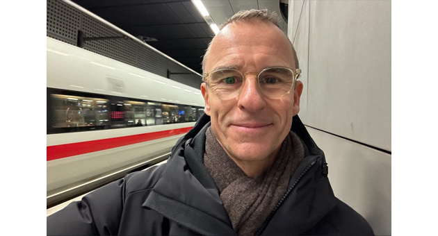 Oliver Santen startet Anfang Februar 2024 als Leiter Kommunikation Eisenbahn bei der Deutsche n Bahn - Foto: privat / LinkedIn