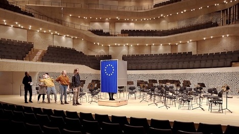 Diese kreativen Ideen sollen EU-Bürger für die Europawahl animieren - Wo sonst nur die besten Dirigenten der Welt stehen dürfen, können im Mai Wählerinnen und Wähler die Zusammensetzung des Europäische Parlaments bestimmen. Das macht die Initiative #SayYesToEurope möglich (Foto: Felix Strosetzki)