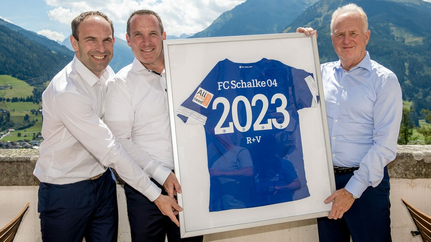 Schalke 04: R+V bleibt Sponsor-Partner bis 2023 - Schalke-Marketing-Vorstand Alexander Jobst (links) und die beiden R+V-Vorstande Jens Hasselbacher sowie Heinz-Jürgen Kallerhoff (rechts) treffen sich zur Verlängerung des Sponsoring-Vertrages in Mittersill - Foto: Schalke 04