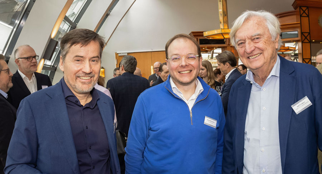 Verlags-Manager und Vertriebs-Experten treffen sich zum Weißwurst-Frühstück - Viele Entscheider aus der Verlagsbranche kamen zum Weißwurstfrühstück 2024 des Fachmagazins DNV (v.li.): Stephan Scherzer (MVFP), Bernd Hellermann (RTL Deutschland/Gruner + Jahr) und Rolf Wickmann. Links im Hintergrund: Jesper Doub (Berater, ehemals Meta) und Ingo Klinge (Bauer Media Group) - Foto: Klaus Knuffmann
