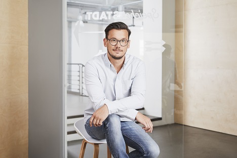Crossmedia verteidigt Etat von Etihad Airways - Crossmedia-Geschäftsführer Sebastian Schichtel freut sich auf die weitere Zusammenarbeit - Foto: Jan Ladwig