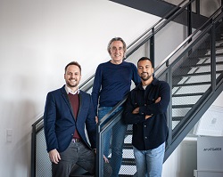 Avantgarde erweitert Digital-Angebot mit neuer Tochter-Agentur - Slash.Digital-GF Tim Schlöder, Avantgarde-CEO Martin Schnaack und Slash.Digital-GF Joe Butler (v.l.) arbeiten künftig unter dem Avantgarde-Dach zusammen – Foto: Avantgarde