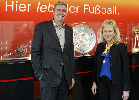 E-Sports: 'Kicker' plant neue B2B-Veranstaltung - Bärbel Schnell, Geschäftsführerin des Olympia-Verlags, mit Peter Ottmann, CEO der NürnbergMesse (Foto: Olympia-Verlag)