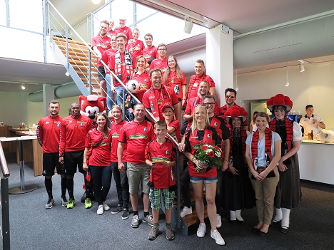 Schwarzwaldmilch produziert Spot mit SC Freiburg-Fans - Schwarzwaldmilch, Haupt- und Trikotsponsor des SC-Freiburgs, startete eine Social-Media-Kampagne mit SC Fans (Foto: Schwarzwaldmilch GmbH Freiburg)