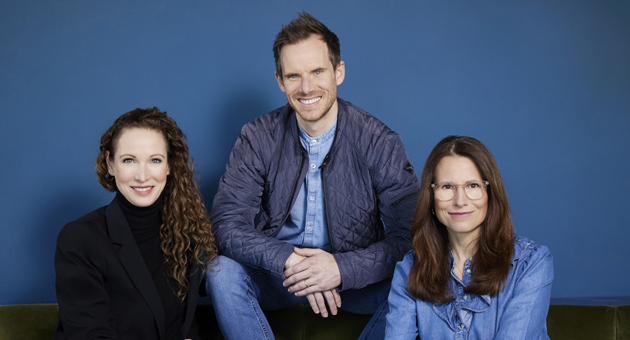 Aktion Mensch wählt Serviceplan Köln als neuen Kreativpartner - Vlnr.: Lieselotte Schwenkert und Andy Wyeth, Managing Directors bei Serviceplan Köln sowie Alexa Küddelsmann, Head of Campaign & Content bei Aktion Mensch – Foto: Serviceplan