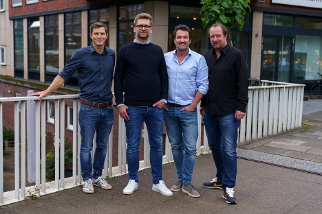 Raikeschwertner startet Video-Unit - Raikeschwertner-GF Alexander Schwertner, der neue Unit-Leiter Sebastian Pfotenhauer und die beiden Geschäftsführer von olli design Oliver Staudenmayer und Oliver Mühling (v.l.) setzen auf Bewegtbild - Foto: RAIKESCHWERTNER GmbH