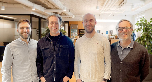 Sendinblue-Gruppe kauft Mobile Wallet Marketing-Spezialisten - Michael Arias (CRO bei Sendinblue) freut sich auf die Zusammenarbeit mit den Captain Wallet-Gründern Axel Detours, Bertrand Leroy und Alexandre Pilchon (v.l.n.r.) - Foto: Sendinblue