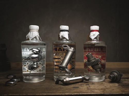 Serviceplan und Studio Oeding bringen für Ehinger Kraftrad den Harley-Geist in die Flasche - Ehringer Kraftrad macht Harley Davidson in Form von Gin-Flaschen mit Motorteilen der Motorräder trinkbar (Foto: Serviceplan)