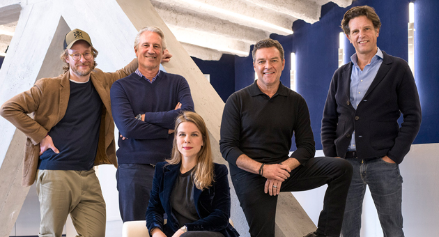 Serviceplan Group baut AI-Expertise in Deutschland und USA aus - Das AI-Lab-Team: (v. li.) Kevin Prösel, Rob Wrubel, Eva Simone Lihotzky, Andrew O'Dell und Florian Haller - Foto: Serviceplan