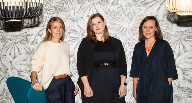 Serviceplan PR & Content gewinnt Neukunden Motel One - v.l.) Motel One Kommunikationschefin Inken Mende, Desiree Brandhoff und Eva Vogelgesant, beide Serviceplan PR & Content – Foto: Serviceplan