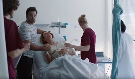 AOK geht mit neuer Imagekampagne von Serviceplan an den Start - Themen wie Geburt, Vorsorge oder auch Pflege werden in der neuen AOK-Imagekampagne thematisiert (Foto: Screenshot/YouTube AOK)