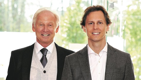 Michael Sieber bergibt die Leitung des Familienunternehmens an seinen Sohn Florian - Foto: Simba Dickie