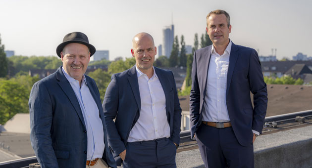 LVR-Klinikverbund setzt auf TAS Emotional Marketing - (v.l.) Agentur-Inhaber Thomas Siepmann und die beiden TAS-Geschäftsführer Stefan Lohrberg und Peter Mohnhaupt gewinnen den LVR-Klinikverbund als neuen Kunden – Foto: TAS Emotional Marketing / Jochen Tack