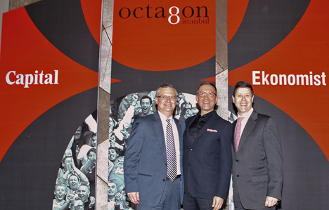 Interpublic-Tochter Octagon weitet ihre Aktivitäten durch eine Partnerschaft in die Türkei aus - Im neuen Octagon-Büro in Istanbul (v.l.): Simon Wardle (Chief Strategy Officer Octagon Worldwide), Ahmet Gülüm (President der Sportsnet Group) und Jeff Ehrenkranz (Managing Director Europe, Middle East and India bei Octagon); Foto: Octagon