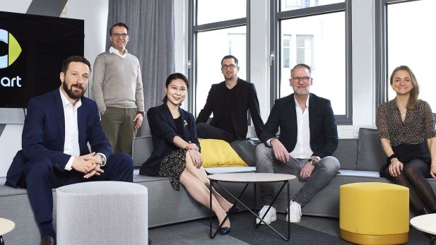Smart bestellt Accenture Interactive zur digitalen Lead-Agentur - Smart Europe CEO Dirk Adelmann (l.) und Christian Barth (2.v.r.) von Accenture Interactive mit ihren Teams – Foto: Accenture Interactive