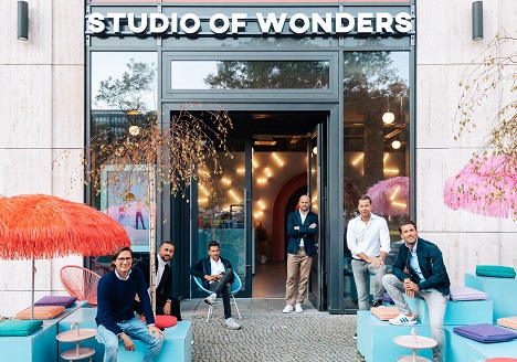 Avantgarde baut im Bereich Retail Experiences aus - Avantgarde-CFO Robert Müller, SoW-Founder Shahin Shayesteh, SoW-Founder Henner Mamane, Avantgarde-Co-CEO Dr. Marc Schumacher, SoW-Founder Sandro von Czapiewski und SoW-Founder SoW Georg Senoner (.v.l.) - Foto: Jakob Nawka