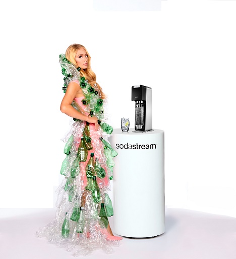Sodastream kmpft mit Paris Hilton in einem Viral-Werbespot gegen unntigen Plastikmll (Foto: Sodastream)