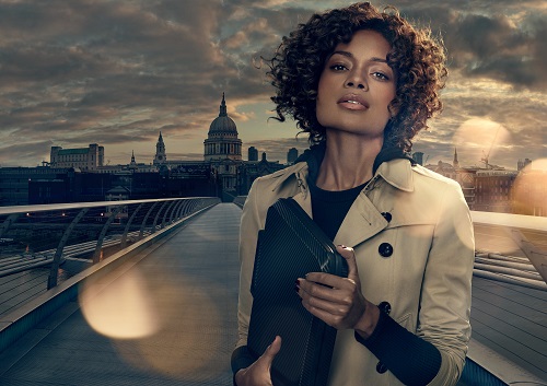 Naomie Harris alias Moneypenny geht in London auf Verfolgungsjagd (Foto: Sony)