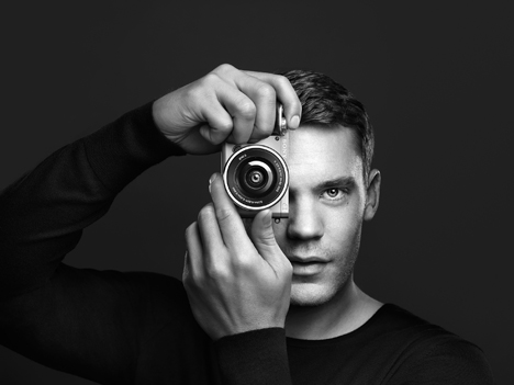 DDB Berlin entwickelt Kampagne für neue Sony-Systemkamera - Manuel Neuer als Testimonial an Bord - Manuel Neuer wirbt für Sony-Systemkamera (Foto: DDB)