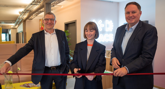 Hamburger Kreativ Gesellschaft eröffnet das Space - Mit dem symbolischen Durchschneiden des roten Bands eröffneten Egbert Rühl (GF Hamburg Kreativ Gesellschafft), Dr. Nina Klaß (Leiterin Next Media Hamburg) und Dr. Carsten Brosda (Senator für Kultur und Medien) das Space - Foto: Jan-Marius Komorek/Next Media